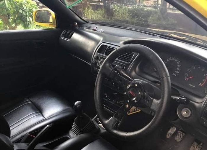 Interior Great Corolla orisinal dibalut leather hitam dan pakai setir racing