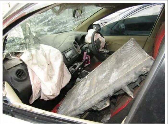 Interior Honda Mobilio yang kecelakaan. Dijual Rp 85 juta