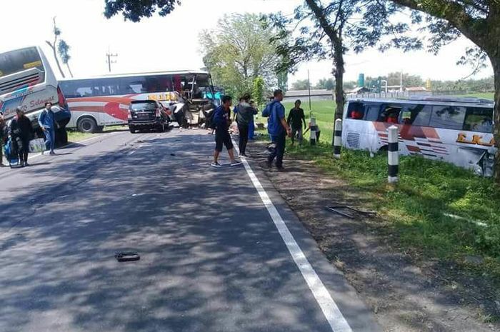 Tiga Bus Mengalami Kecelakan Beruntun