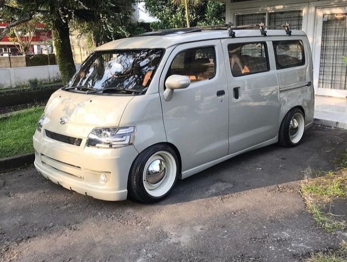 Daihatsu Gran Max modifikasi chop top dan interior elegan