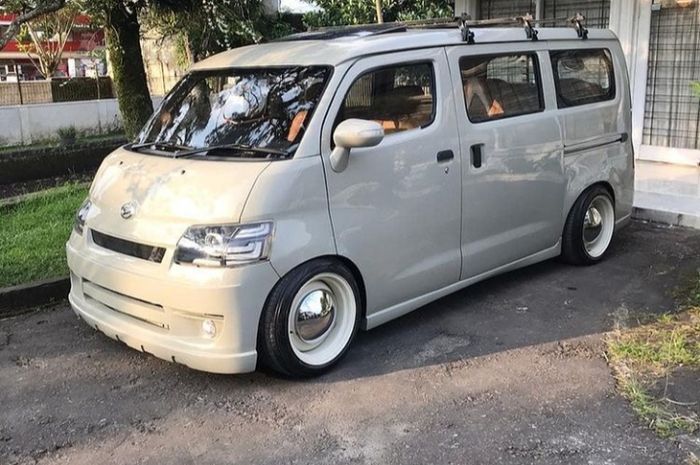 Modifikasi Daihatsu Gran Max asal Bandung ala chop top bergaya retro nan elegan.      