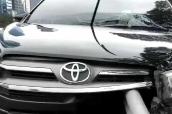 Toyota Innova kecelakaan tabrak pembatas jalan