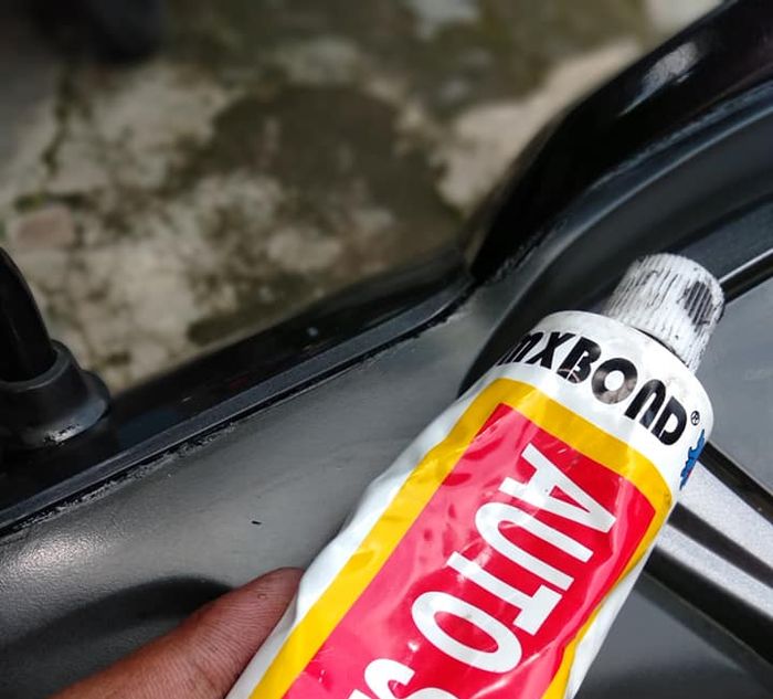 Lem sealer karet untuk menghilangkan getar pada batok headlamp Honda Supra X 125 