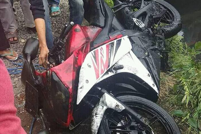 Yamaha R15 penuh lumpur