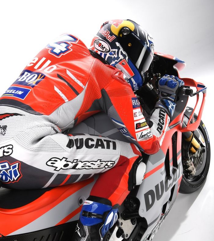 Gaya Andrea Dovizioso seolah-olah sedang mengendarai Desmosedici GP18