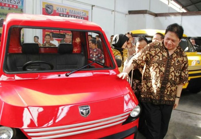 Menteri Perindusterian Airlangga Hartarto menilik mobil pedesaan buatan Sukiat di Klaten Jawa Tengah