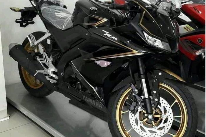 All New Yamaha R-15 dengan warna hitam metalik dan pelek emas