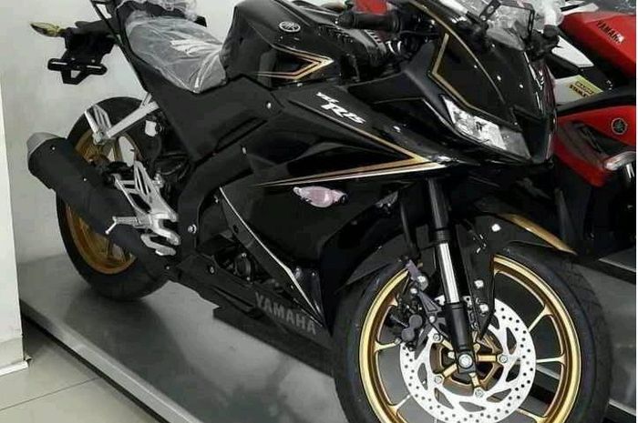 All New Yamaha R-15 dengan warna hitam metalik dan pelek emas