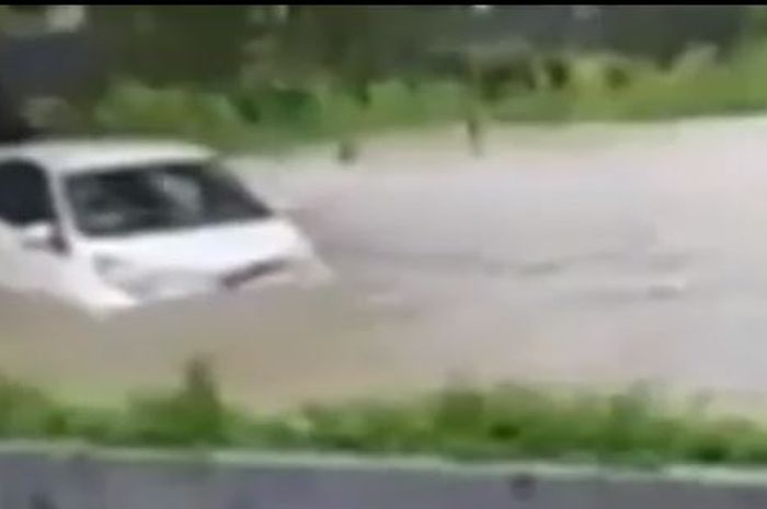 Daihatsu Sigra diajak terjang banjir di Surabaya