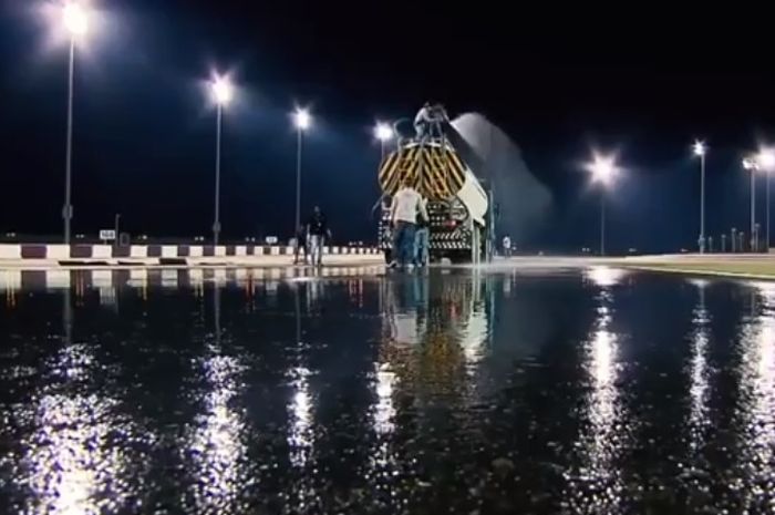 Hujan buatan di sirkuit Losail, Qatar