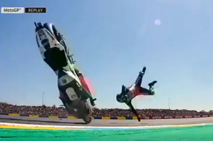 Cal Crutchlow terlempar dari motornya saat kualifikasi MotoGP Perancis