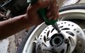 Susah Buka Baut Cakram Motor, Jangan Menyerah, Coba Lakukan Dua Cara Ini