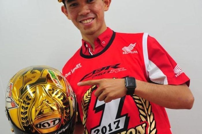 Gerry Salim pamerkan helm emas tanda keberhasilan jadi juara Asia AP250 musim ini