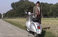 Kocak! Pria Mirip Mr. Bean Kayaknya Mau Pindah Haluan Dari Mini Cooper Ke Vespa