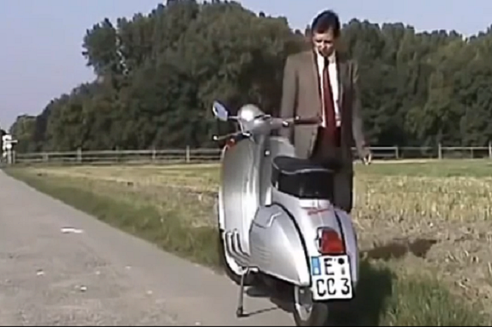 Mr. Bean Kendarai Vespa