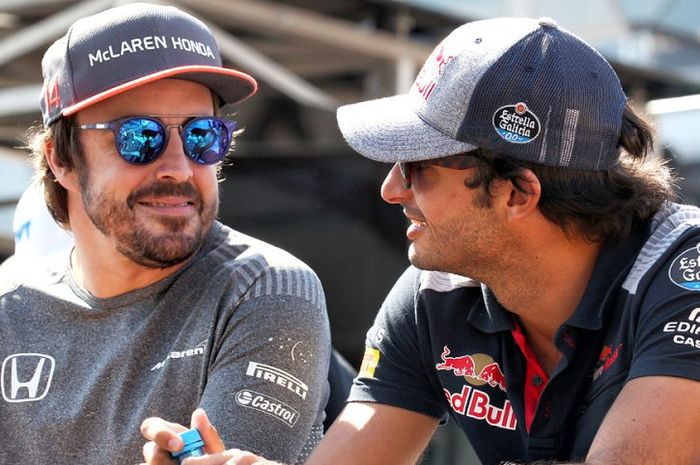 Carlos Sainz (kanan) dan Fernando Alonso (kiri)