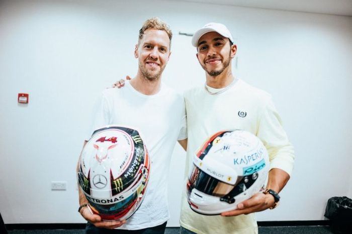 Lewis Hamilton dan Sebastian Vettel bertukar helm