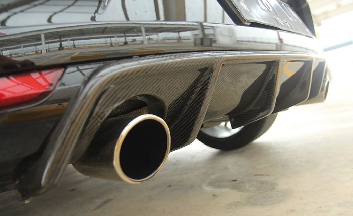 Bumper belakang dipotong untuk pasang rear diffuser carbon