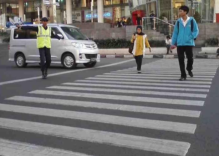 Street Manners Boleh Tidak Nyebrang Jalan Tanpa Adanya Zebra Cross Gridoto Com