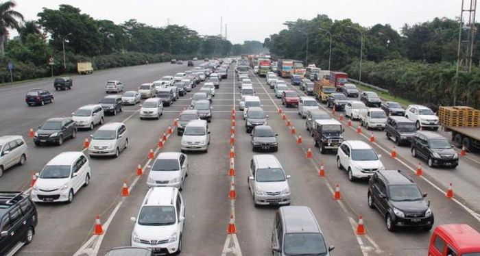 Ilustrasi mobil saat akan masuk halan tol