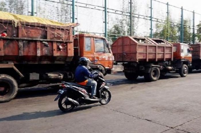 Sekitar 150 truk sampah penuh muatan terpaksa parkir di Unit Pengelola Sampah Terpadu Dinas Kebersihan DKI Jakarta