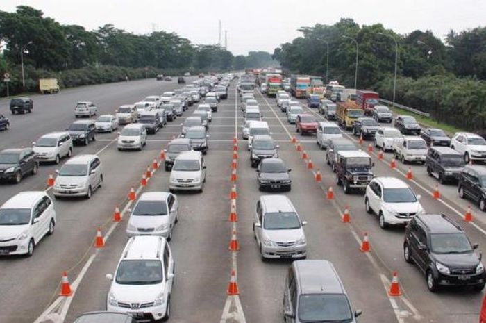 Ilustrasi mobil saat akan masuk jalan tol