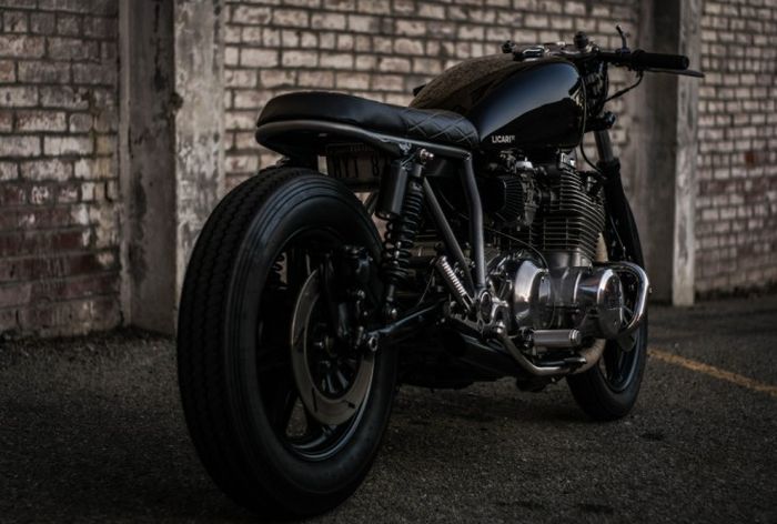 Kelir hitam membuat tampangnya makin sangar