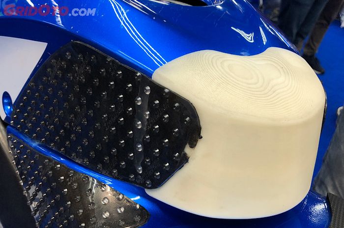 Tangki motor Suzuki GSX-RR milik pembalap tim Suzuki Ecstar, Joan Mir di MotoGP Jepang 2019