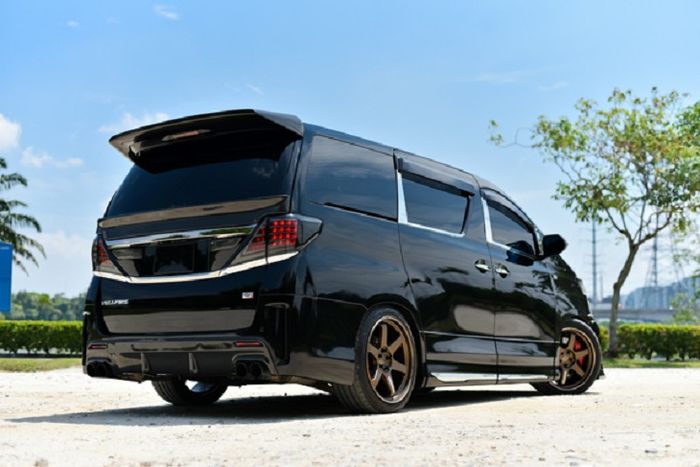 Tampilan belakang modifikasi Toyota Vellfire bergaya agresif