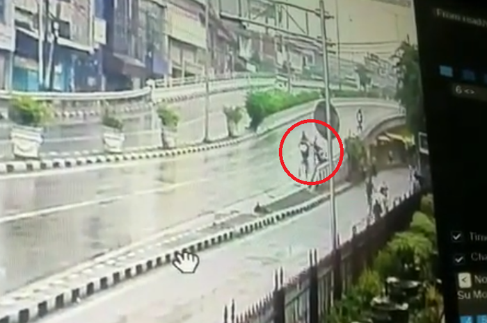 Rekaman CCTV merekam aksi jambret di flyover Jembatan Lima
