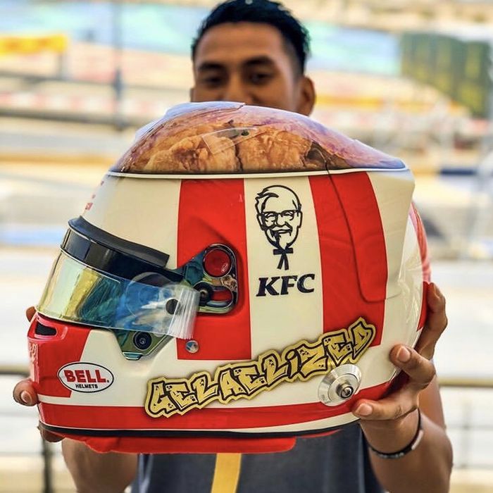 livery helm Sean Gelael di balap F2 2019, didominasi warna merah dan putih