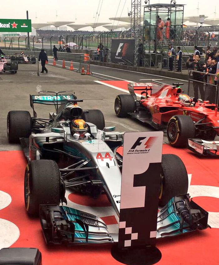 GP F1 China tahun lalu dimenangkan Lewis Hamilton, menegaskan dominasi mobil Mercedes pada era mesin hybrid di sirkuit Shanghai