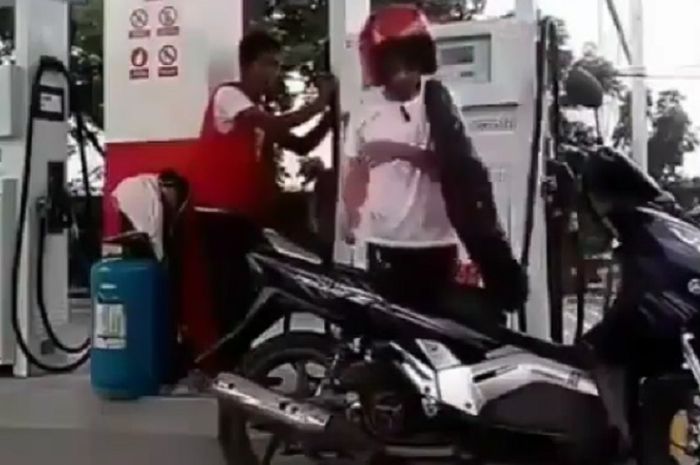 Ilustrasi pengisian bensin