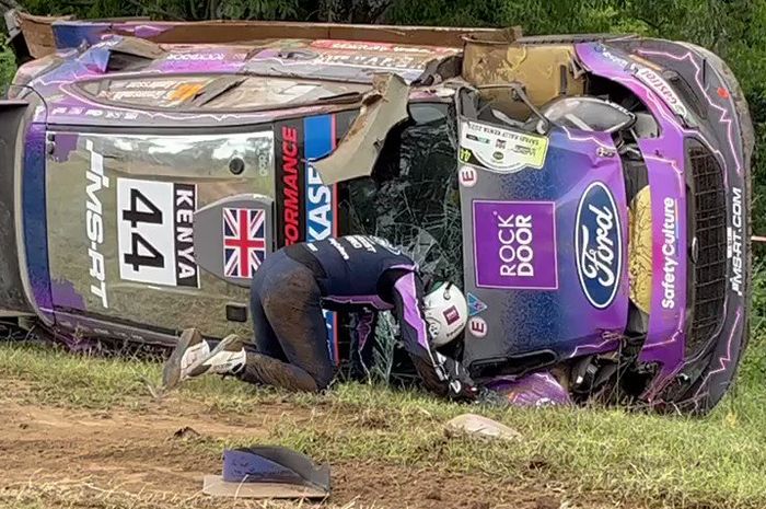 Gus Greensmith kecelakaan dan terjebak di dalam mobil Ford Puma pada SS8 Reli Safari 2022 hari Sabtu (25/6)