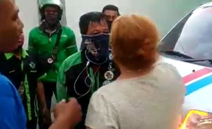 Arogan! ibu-ibu ngamuk kepung ambulans dan cari driver ojol yang pukul mobilnya, teriak-teriak di depan rumah sakit.