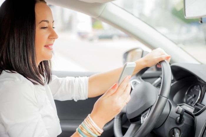Ilustrasi berkendara sambil bermain smartphone efeknya berbahaya