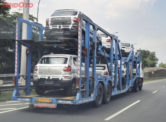 Sebuah mobil baru yang diduga kuat Suzuki S-Presso, tertangkap kamera sedang diangkut menggunakan truk kontainer.
