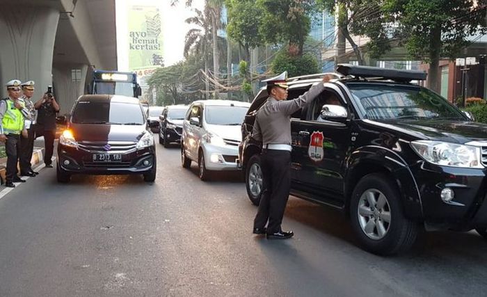 Mobil yang melanggar peraturan pembatasan kendaraan berdasarkan nomor pelat ganji dan genap mulai dialihkan di Simpang Pancoran, Jakarta Selatan, Rabu (18/7/2018)(Stanly Ravel)