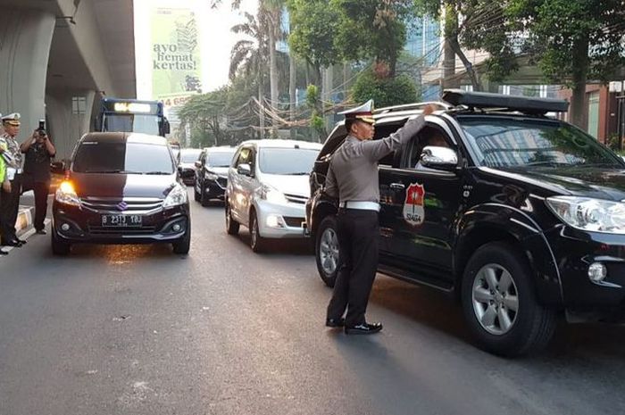 Mobil yang melanggar peraturan pembatasan kendaraan berdasarkan nomor pelat ganji dan genap mulai di