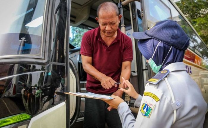 Petugas memeriksa kelengkapan bus di Terminal Kampung Rambutan