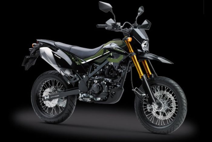 Kawasaki D-Tracker SE dengan warna hijau tua terlihat cukup 'army look'