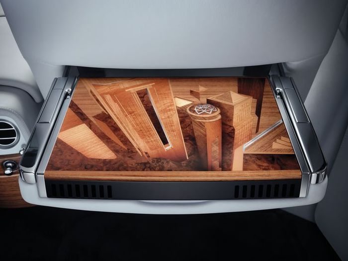 Lukisan perspektif perkotaan diciptakan melalui aplikasi 500 buah veener kayu yang disusun pada Rolls-Royce Phantom Metropolitan