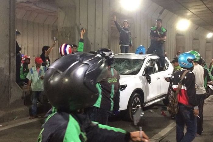 Kerumunan Ojol saat memberhentikan mobil