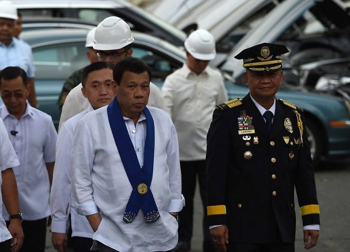 Duterte Saat Menghadiri Penghancuran Puluhan Mobil Mewah