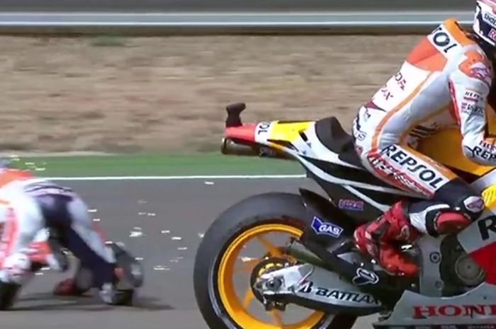 Marc Marquez sundul lengan ayun motor yang dipakai Dani Pedrosa di MotoGP Aragon 2013
