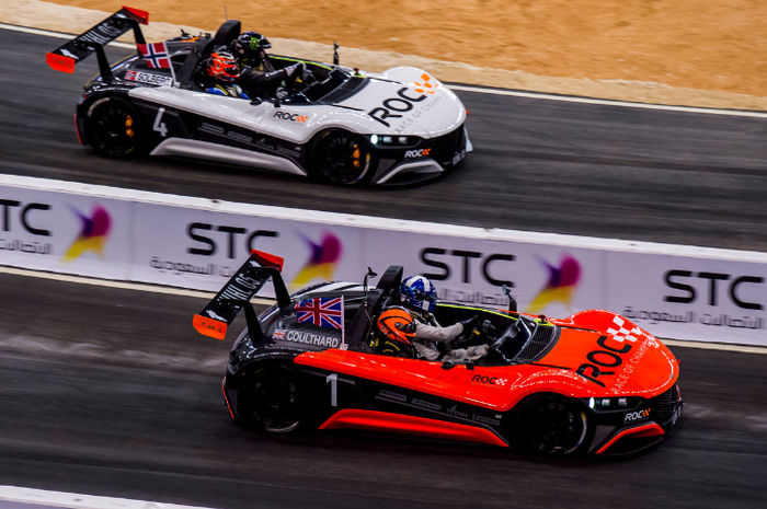 David Coulthard (mobil oranye) saat bertarung dengan Peter Solberg (mobil putih) pada Race of Champions 2018 di Riyadh, Arab Saudi