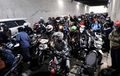 Jangan Ngeyel! Ini Sanksi Jika Sepeda Motor Berteduh di Bawah Flyover