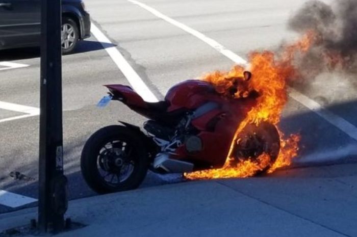 Ducati New Panigale V4 terbakar tiba-tiba