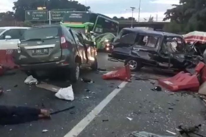 Insiden tabrakan terjadi di tol Cawang