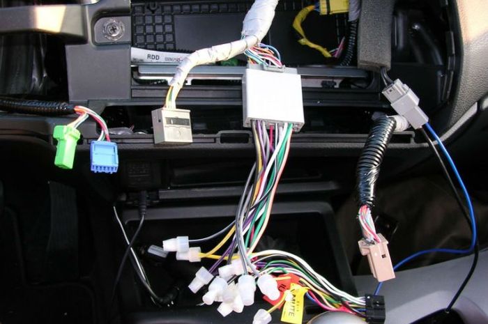 pemasangan kabel audio aftermarket berpotensi menimbuklan percikan api